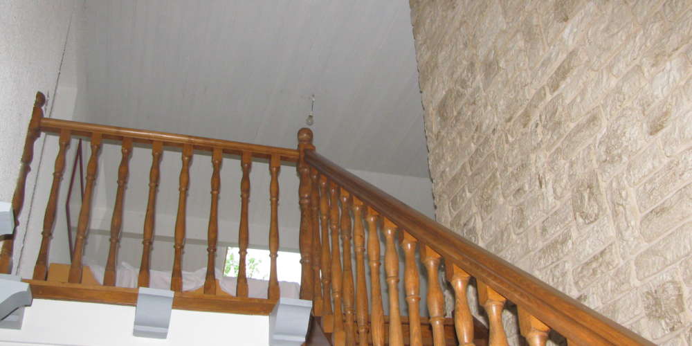 Projet 11 - Modification du garde corps escalier par une rambarde en acier peint et retour avec un sous bassement vitrée tout en gardant l’escalier actuel - Avant travaux