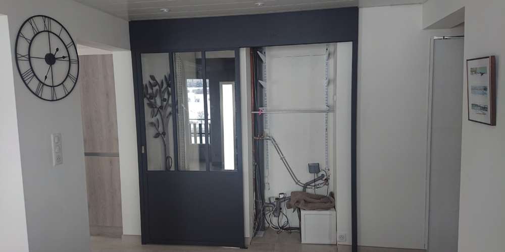 Projet 15 - Séparation du couloir par une porte coulissante en acier vitrée sous bassement tôle - Photo 2